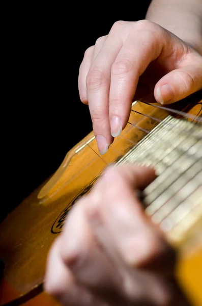 Kvinnan spelar en akustisk gitarr — Stockfoto