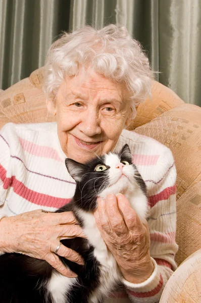 Babcia z kotem na kanapie — Zdjęcie stockowe