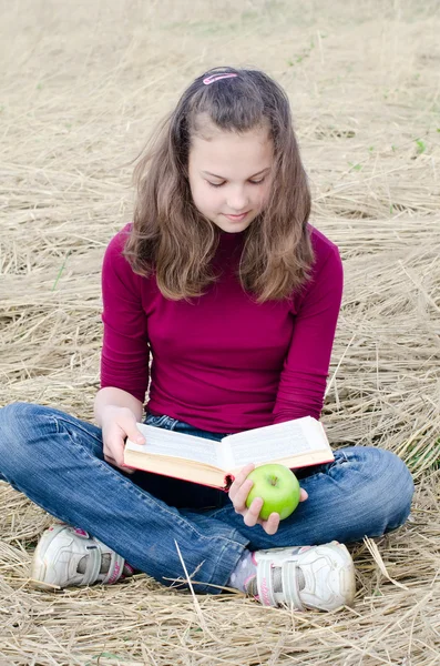 Het meisje met een appel — Stockfoto