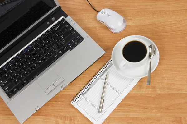 Kubek z kawą na laptopie — Zdjęcie stockowe