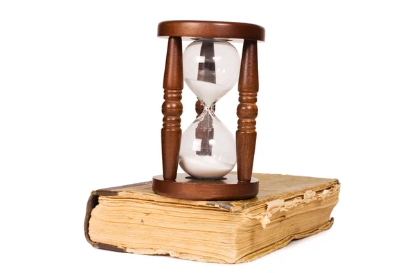 Reloj de arena y libro aislado en blanco —  Fotos de Stock