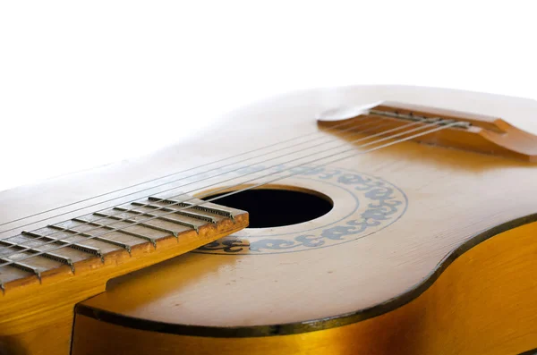 Акустическая гитара, изолированная на белом — стоковое фото