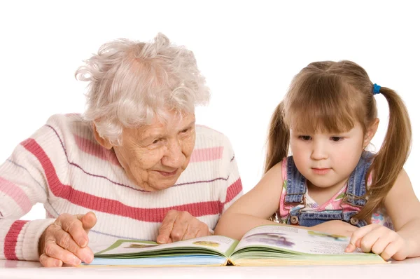 Abuela con la nieta leer — Foto de Stock