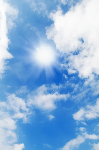 Prachtige blauwe lucht met witte wolken — Stockfoto