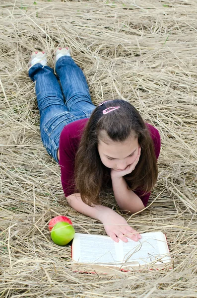 有一个苹果的女孩 — 图库照片