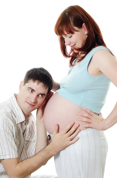 妊娠中のカップルは、白で隔離される幸せ — ストック写真