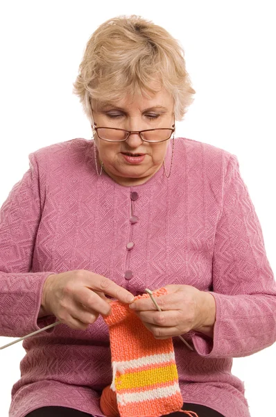 Die ältere Frau strickt isoliert — Stockfoto