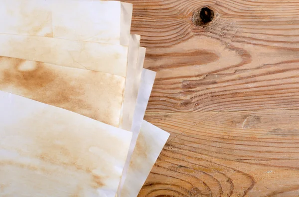 木製の表面に古い紙 — ストック写真