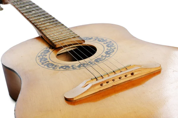 Akustisk gitarr isolerad på en vit — Stockfoto