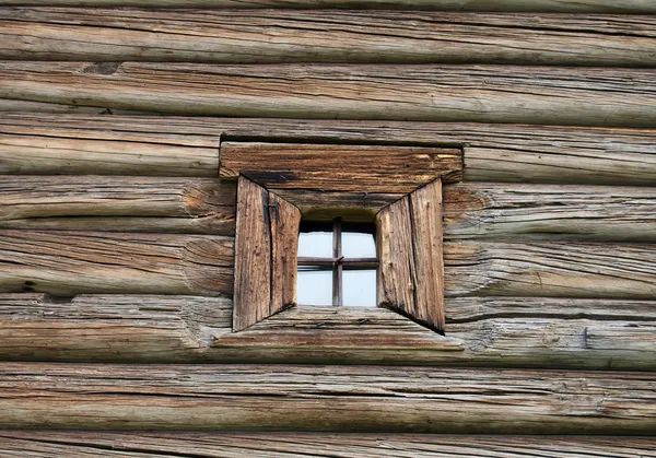 Ventana en la antigua casa de madera —  Fotos de Stock