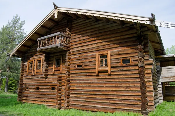Stary drewniany dom. — Zdjęcie stockowe