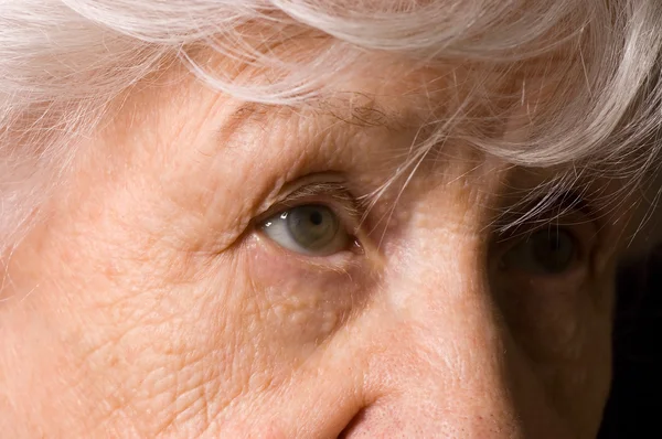 Портрет пожилой женщины крупным планом — стоковое фото
