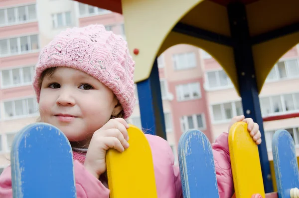 La ragazza su un parco giochi da bambini — Foto Stock