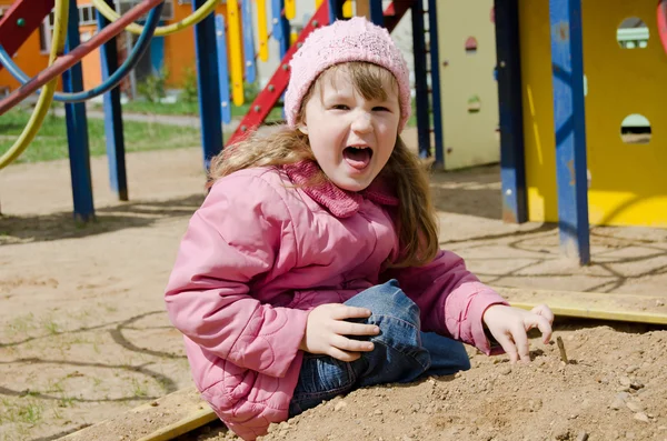 La ragazza su un parco giochi da bambini — Foto Stock