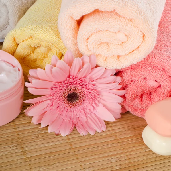 Ζέρμπερα ροζ και μια πετσέτα — Φωτογραφία Αρχείου