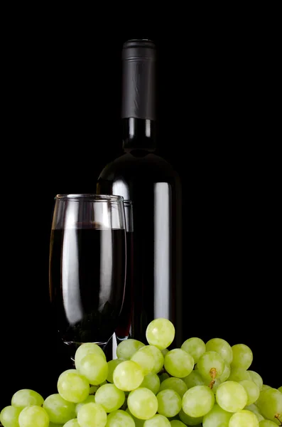 Bir siyah üzerine kırmızı şarap cam — Stok fotoğraf