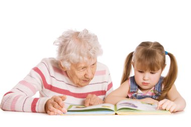 Büyükannesi büyük kızı ile okumak