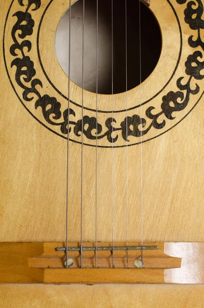 Крупный план старой акустической гитары в качестве фона — стоковое фото