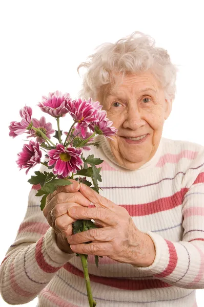 De oude vrouw met een bos van bloemen — Stockfoto