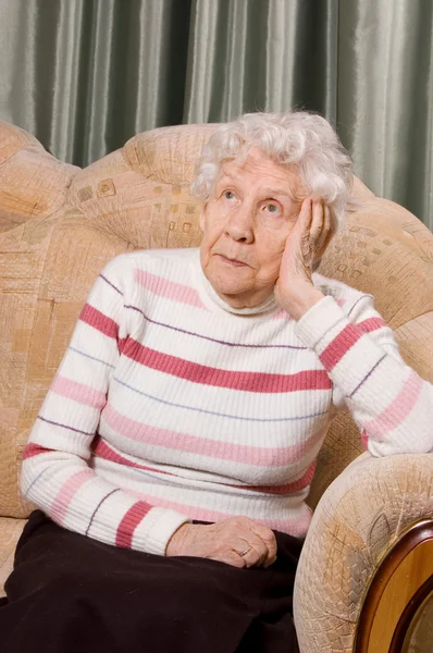 Πορτρέτο της γριά σε ένα καναπέ — Φωτογραφία Αρχείου