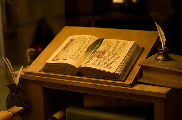 Τραπέζι με το αρχαίο βιβλίο. vintage — Φωτογραφία Αρχείου