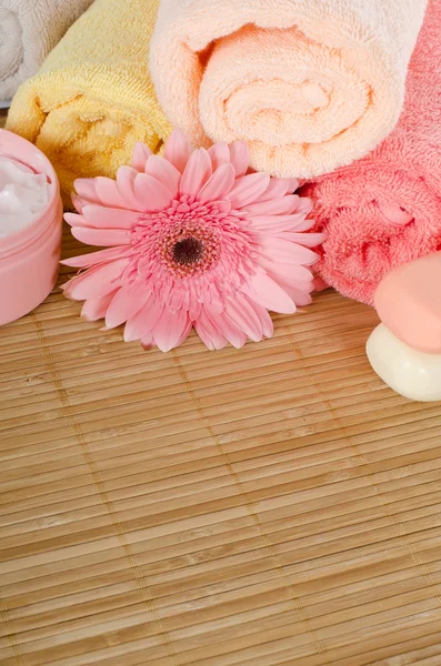 Розовая гербера и полотенце — стоковое фото