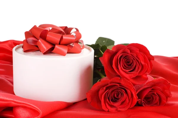 Rose rouge avec une boîte avec un cadeau — Photo