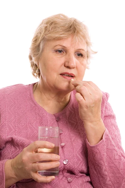 Пожилая женщина с таблетками — стоковое фото