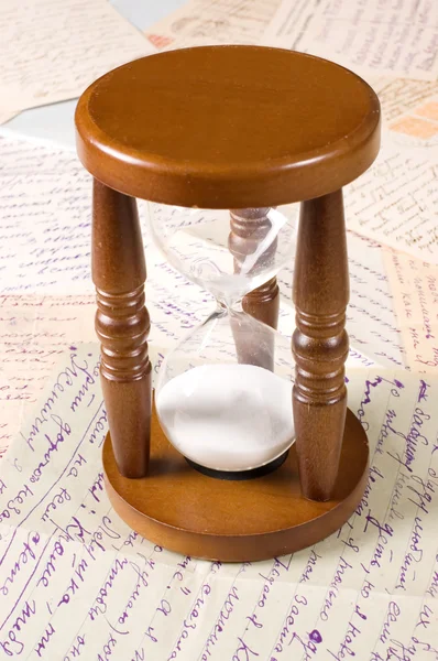 Пісочний годинник на старих листах — стокове фото