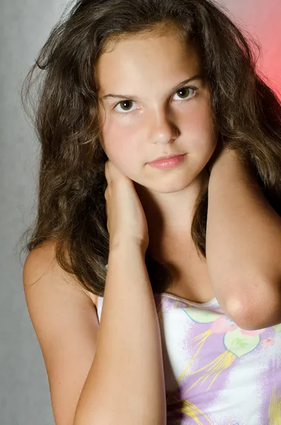 A fiatal, gyönyörű lány portréja — Stock Fotó