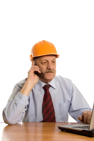 Engenheiro fala por telefone isolado — Fotografia de Stock