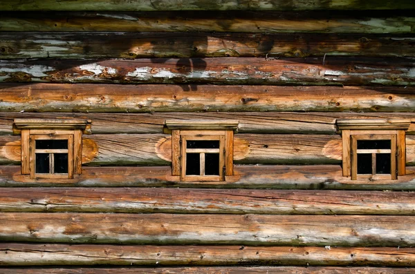 Ventana en la antigua casa de madera —  Fotos de Stock