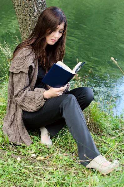 Το κορίτσι με το βιβλίο σε μια λίμνη — Φωτογραφία Αρχείου