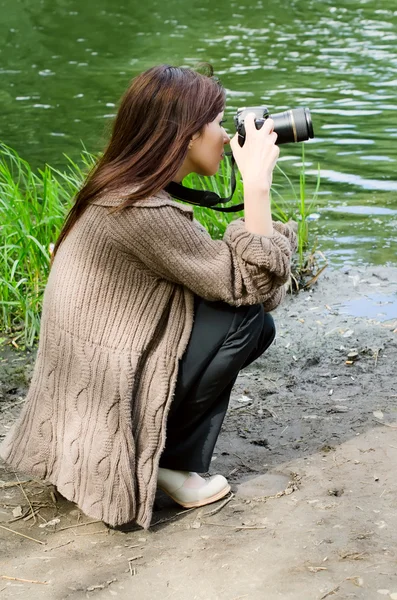 A jovem com a câmera no parque — Fotografia de Stock