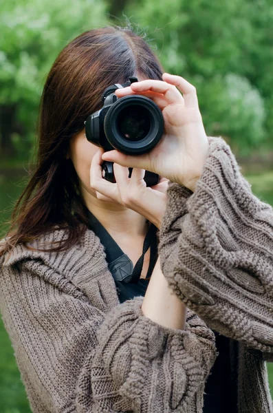 The young girl with the camera in park — Stock Photo, Image