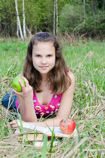 有一个苹果的女孩 — 图库照片