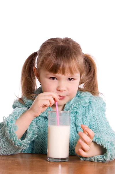 ミルクのガラスを持つ少女 — ストック写真