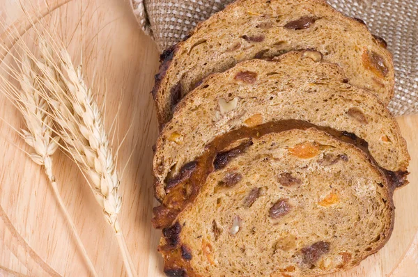 Свежий хлеб с колосом пшеницы — стоковое фото
