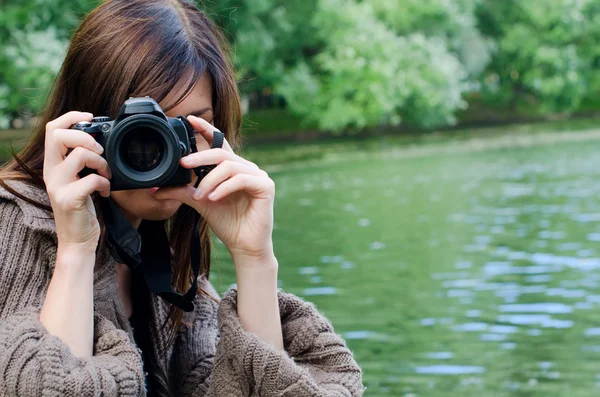 Молода дівчина з камерою в парку — стокове фото