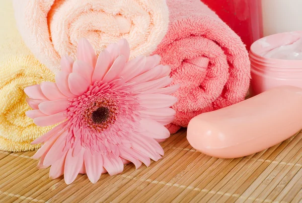 Gerberas rosadas y una toalla —  Fotos de Stock