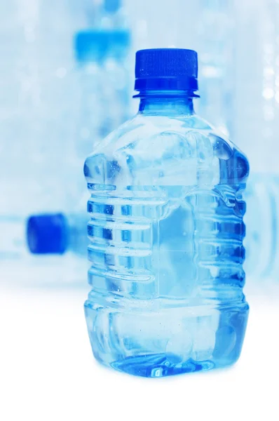 Botellas de agua aisladas en blanco — Stok fotoğraf