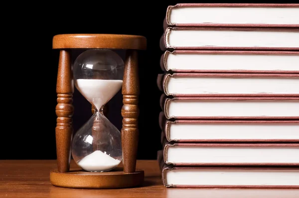 Kum saati ve kitap — Stok fotoğraf