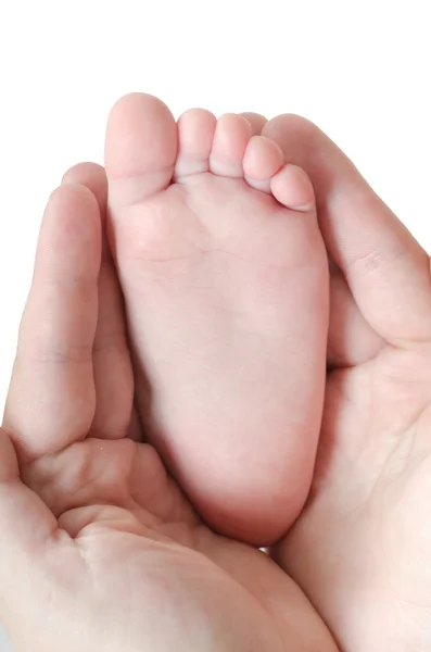 La pierna del bebé en las manos de mamá — Foto de Stock