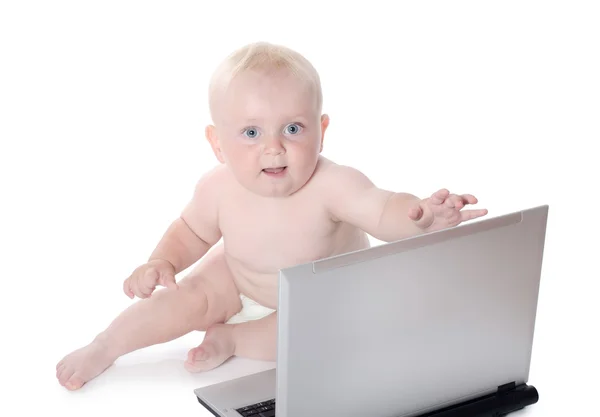 Lilla barnet med den bärbara datorn — Stockfoto