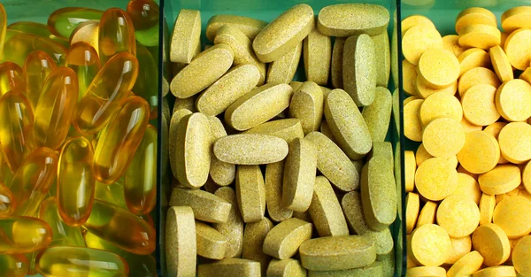 Comprimidos comprimidos e vitaminas — Fotografia de Stock