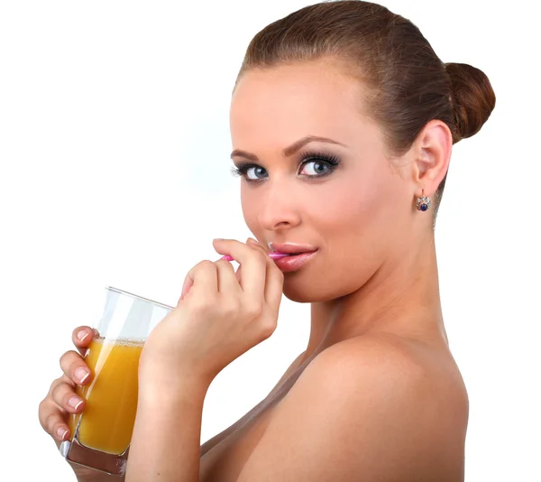 Piękna kobieta napoje pomarańczowy świeże — Zdjęcie stockowe