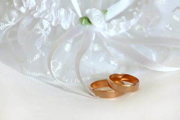 Bröllop ringar med stenar på siden — Stockfoto