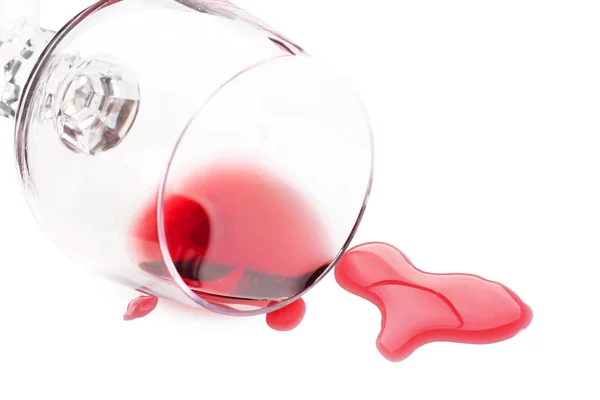 Vinho tinto derramado de vidro — Fotografia de Stock