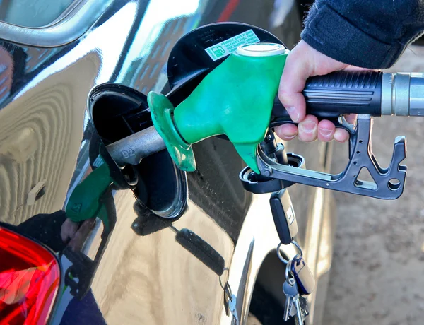 Ruční vyplnění benzin — Stock fotografie