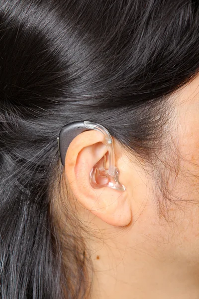 Азіатські жінки носять слуховий апарат. Крупним планом Ліцензійні Стокові Фото